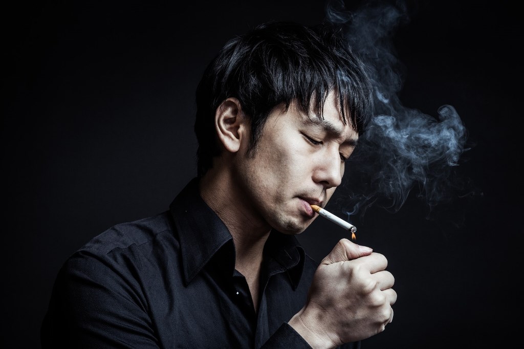 タバコを吸う男性